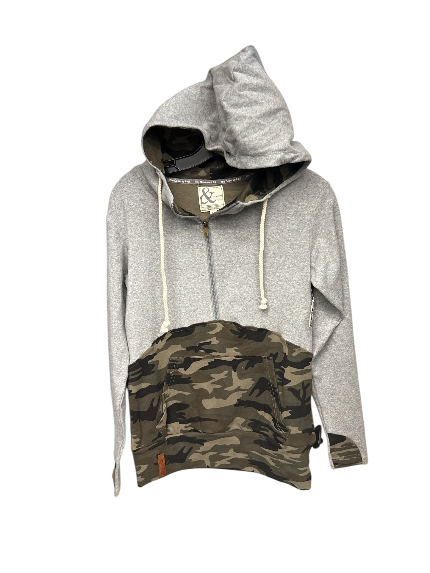 SWEATSHIRT HOODIE by    CLOTHES MENTOR In CAMOUFLAGE PRINT, Size: XS