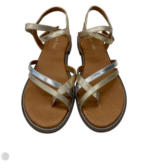 Sandals Flats By Clothes Mentor In Gold & Silver, Size: 8.5