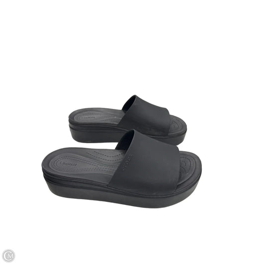 Sandals Heels Platform By Crocs In Black, Size: 10