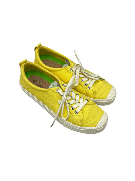 Shoes Sneakers By Cariuma In Yellow, Size: 10