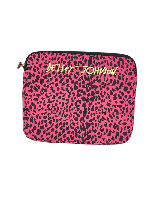 Laptop Sleeve By Betsey Johnson, Size: Medium