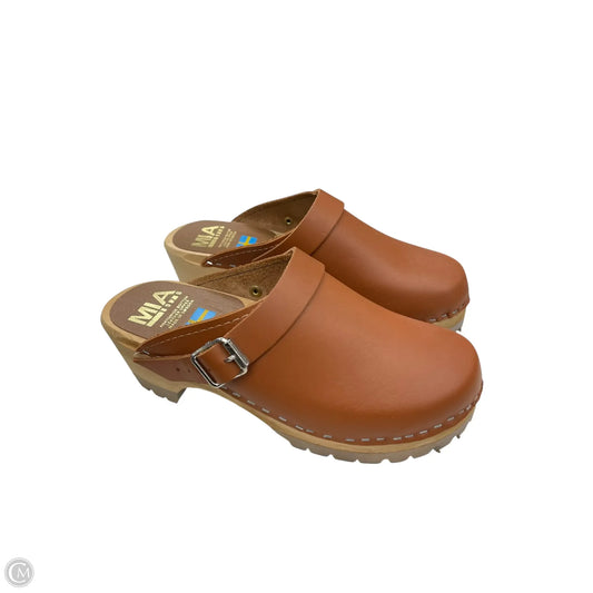 Shoes Flats By Mia In Brown, Size: 6