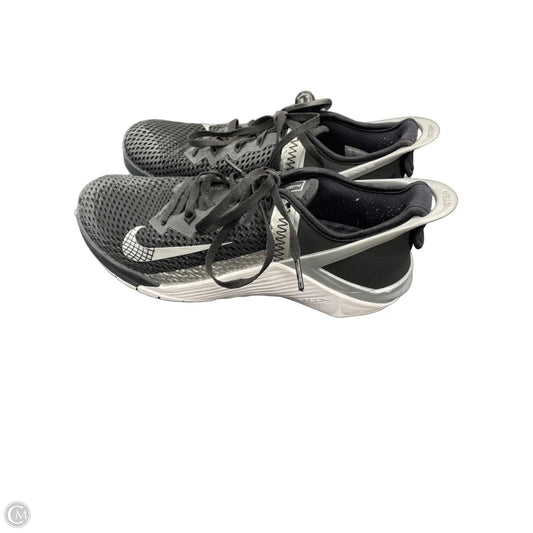 Shoes Sneakers By Nike Apparel In Black & White, Size: 7.5