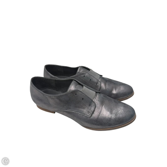 Shoes Flats By Clothes Mentor In Silver, Size: 9.5