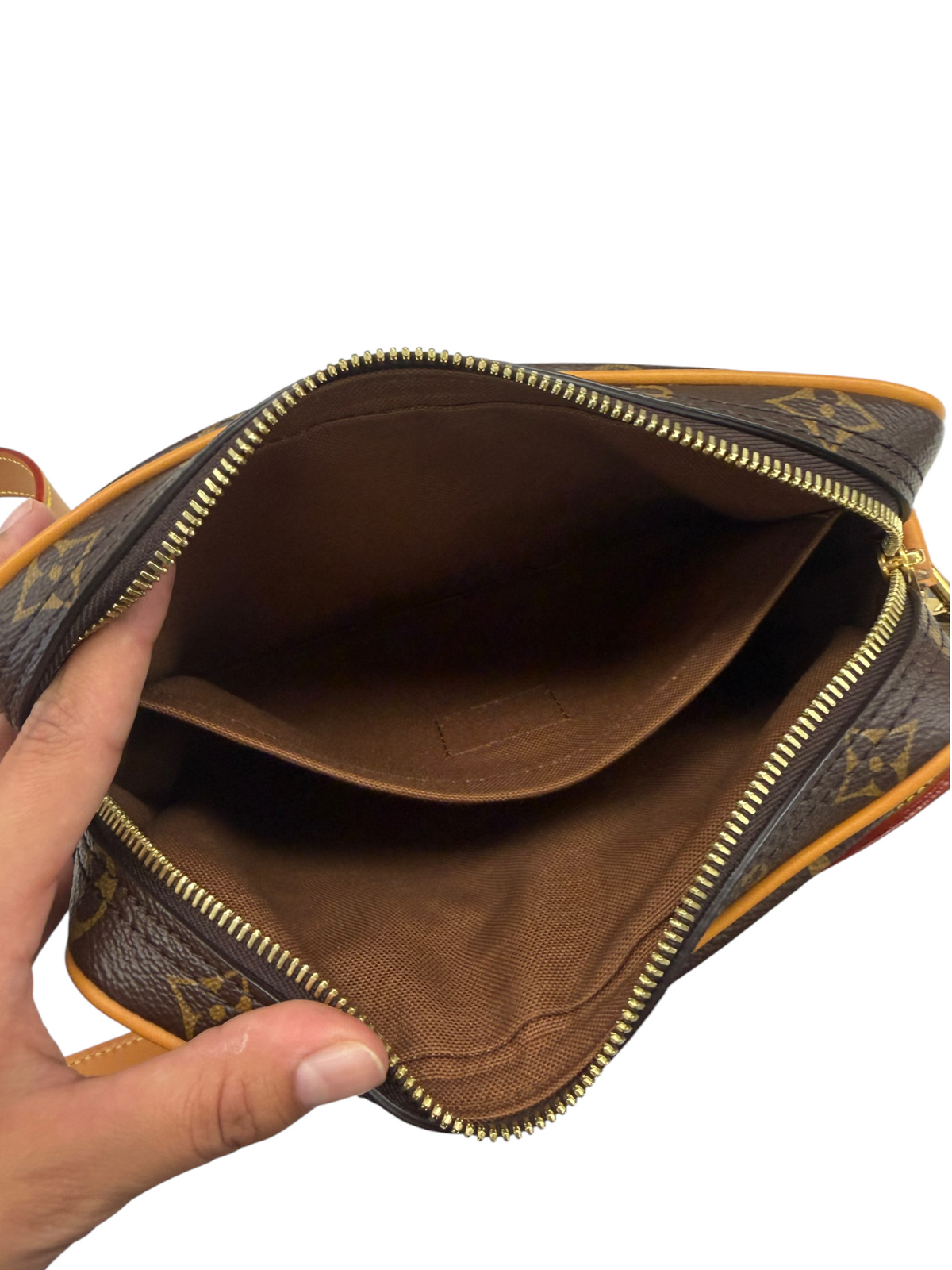 Handbag Luxury Designer By Louis Vuitton, Size: Medium