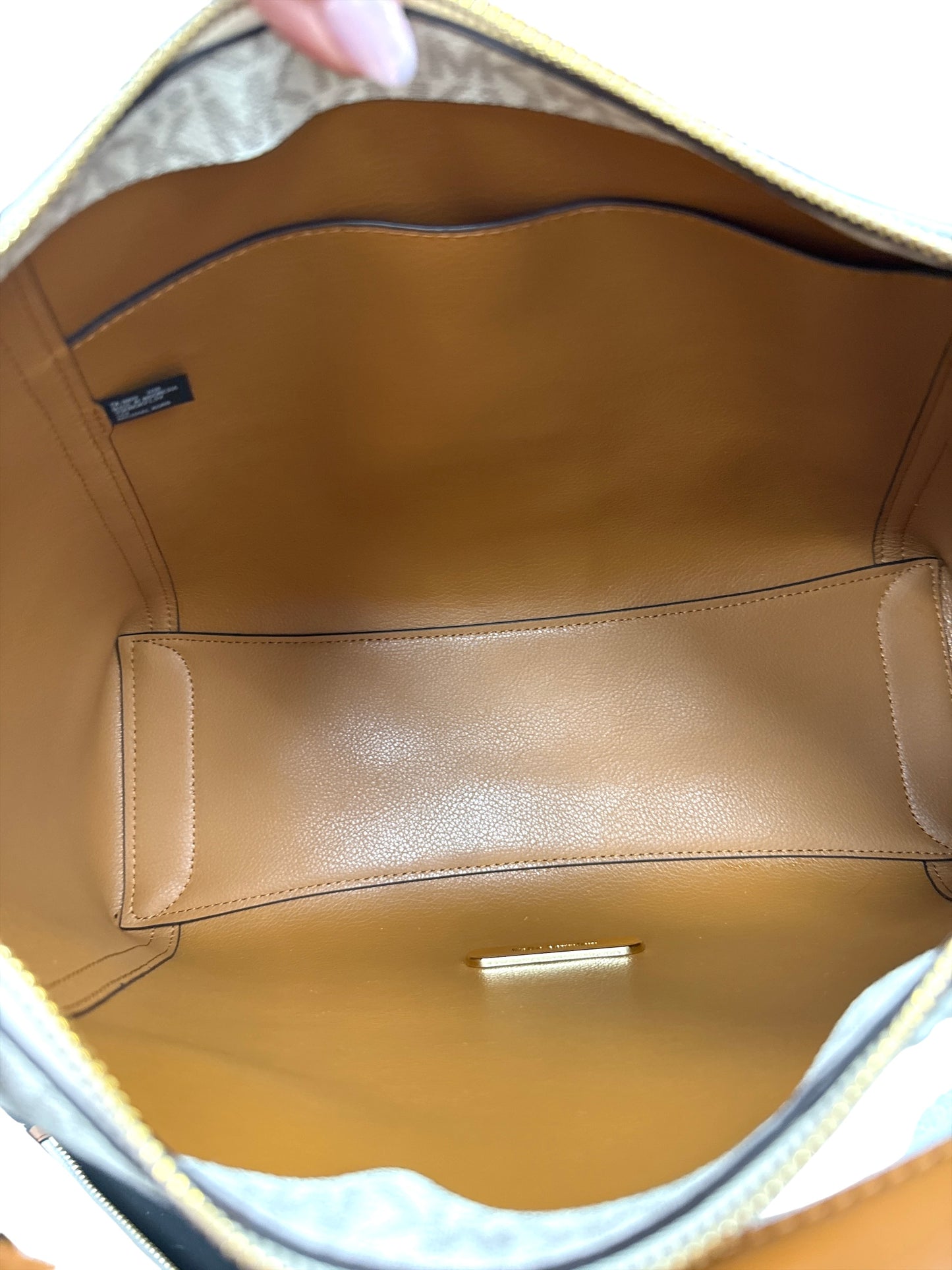 HANDBAG DESIGNER by MICHAEL KORS In TAN & WHITE, Size: LARGE